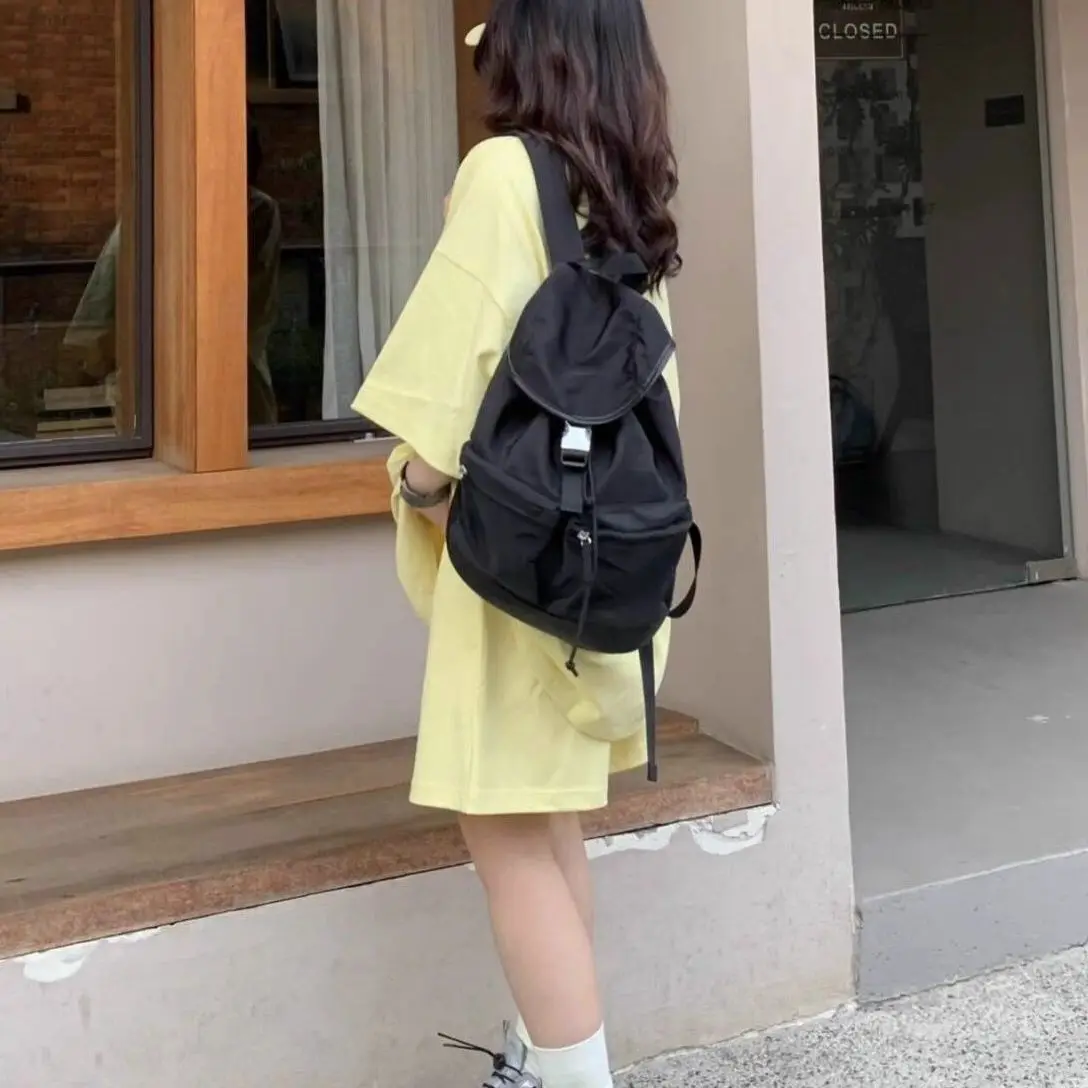 Mochila feminina preta com design de viagem, bolsa de computador de nylon leve e versátil para viagem, mochila de grande capacidade