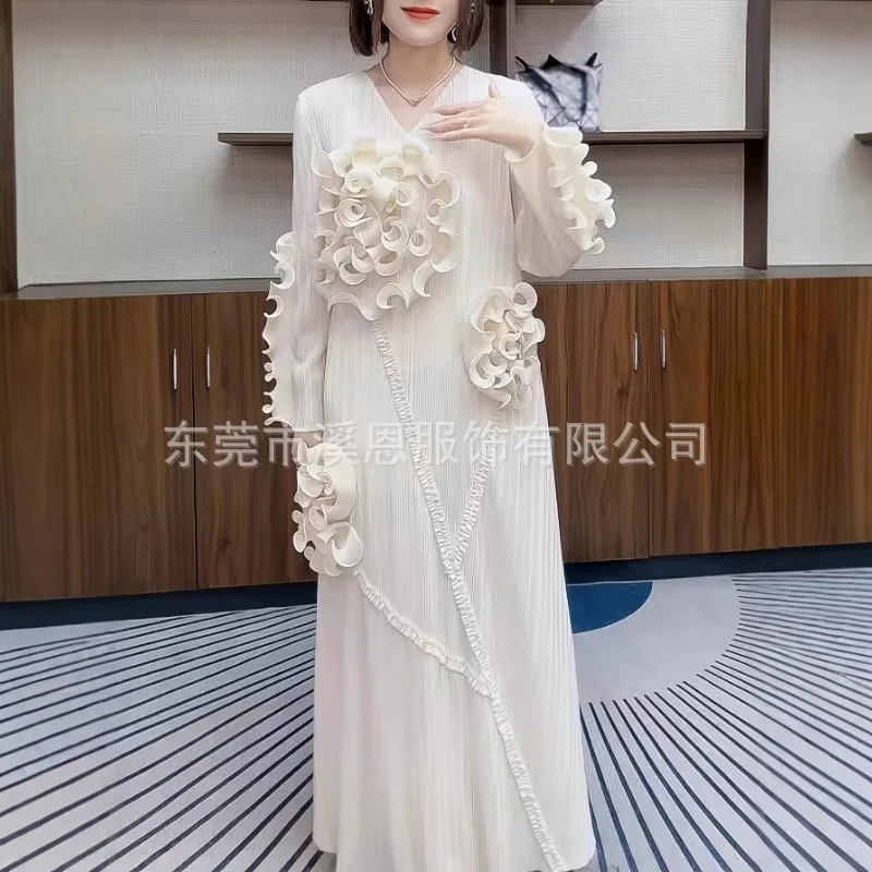 Miyake robe plissée 2025 nouveau pli col en v en bois bord d'oreille plaque fleur solide haut de gamme robe plissée grande taille vêtements pour femmes