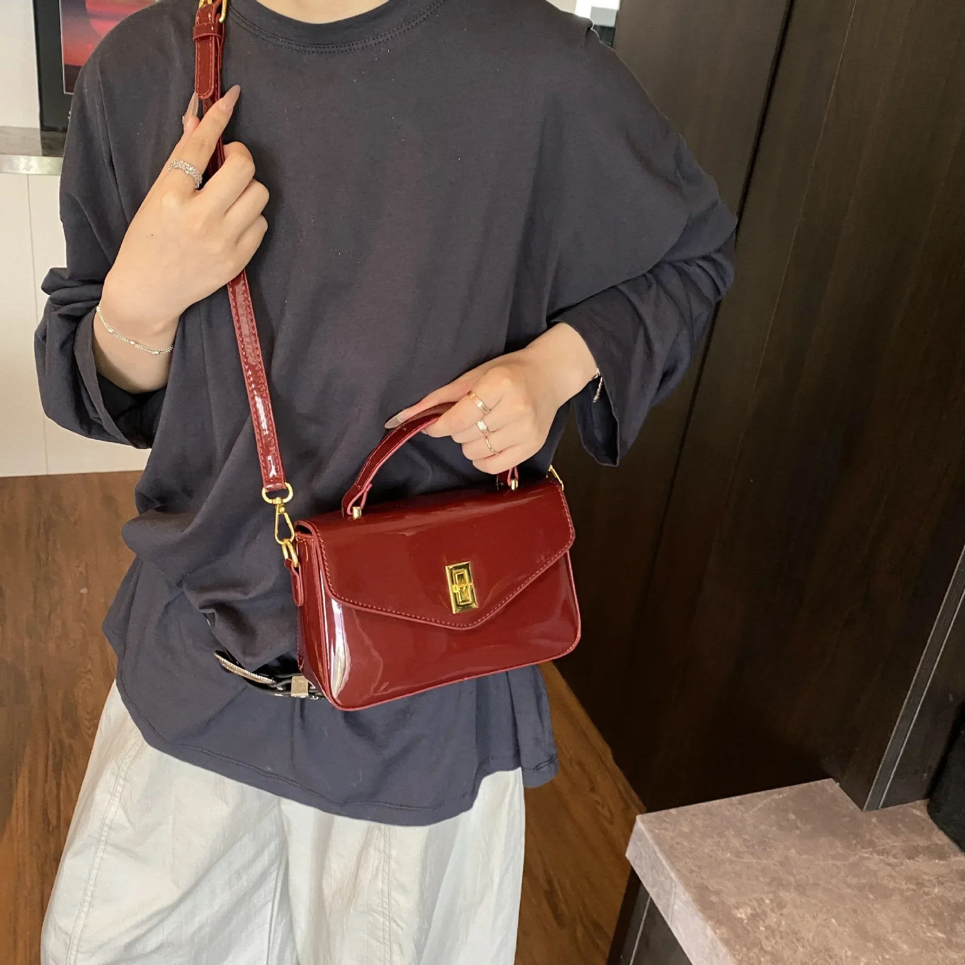 حقائب نسائية بتصميم متخصص حقائب يد نسائية كبار حقائب نسائية موضة حقائب كتف متعددة الاستخدامات حقائب كروس نسائية