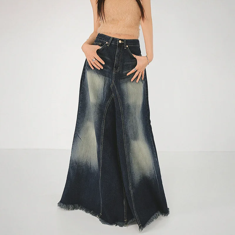 Vintage washed denim with a large A-shape to show off weight, fishtail denim half body skirt, long and trendy style