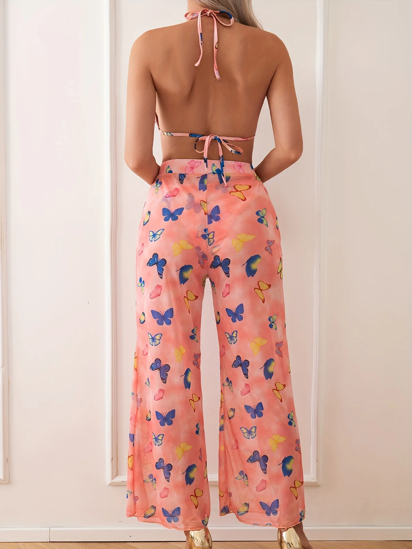 女性のセクシーな V ネックのビキニ 3 点セット、日焼け防止用のロングパンツ付き。 蝶のプリントが特徴です。 ビーチウェアに最適です。