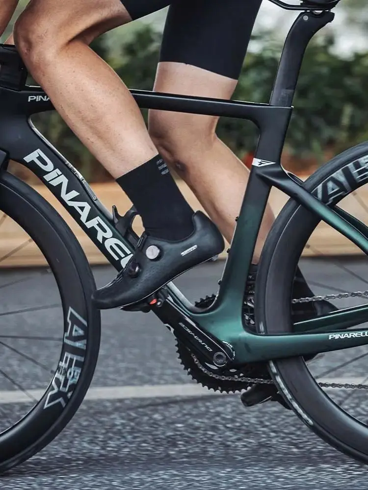Santic Heren Fietsschoenen Nieuwe Hardness16 Titanium Legering Zool Auto-Lock Outdoor Fiets Sneaker Verstelbare Pro Road Racing Schoenen - afbeelding 2