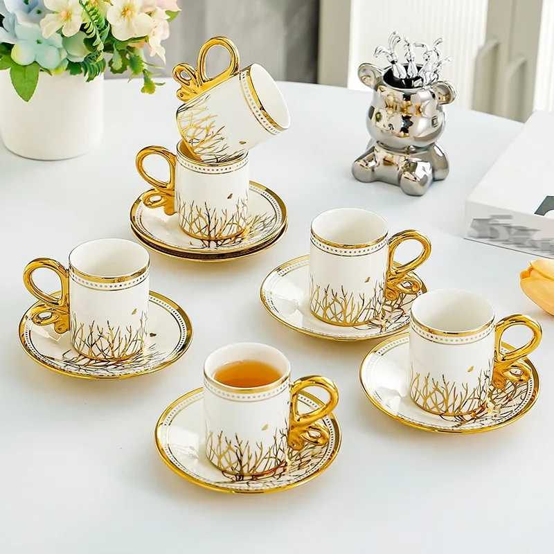 

A Set of High-end, Exquisite, and Aesthetically Pleasing European-style Mugs and Coffee Cups and Saucers Made of Golden Ceramic