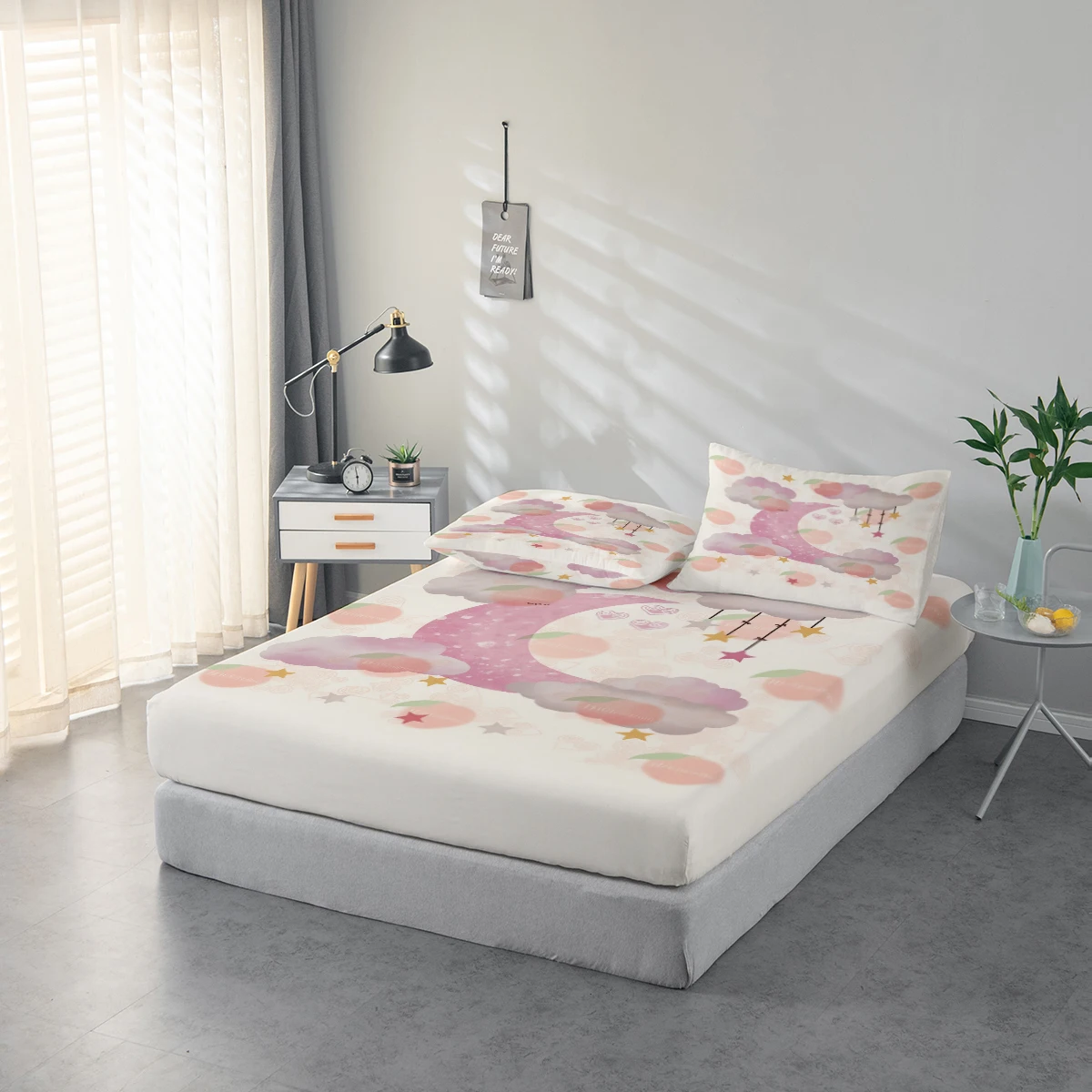 Bed Sheet Set with Peach, Cloud, Moon, and Star Print Patterns, Mattress Protector and Pillowcase Combination. High-Definition Printed Bed Sheet Set Includes 1 Fitted Sheet + 1 or 2 Pillowcases (60*100cm and 72*132cm Are 1 Pillowcase, the Rest of the Sizes Are 2 Pillowcases). Suitable for Bedroom and Guest Room, Ultra-Soft Polyester Bedding, Machine Washable, Can Be Used in All Seasons