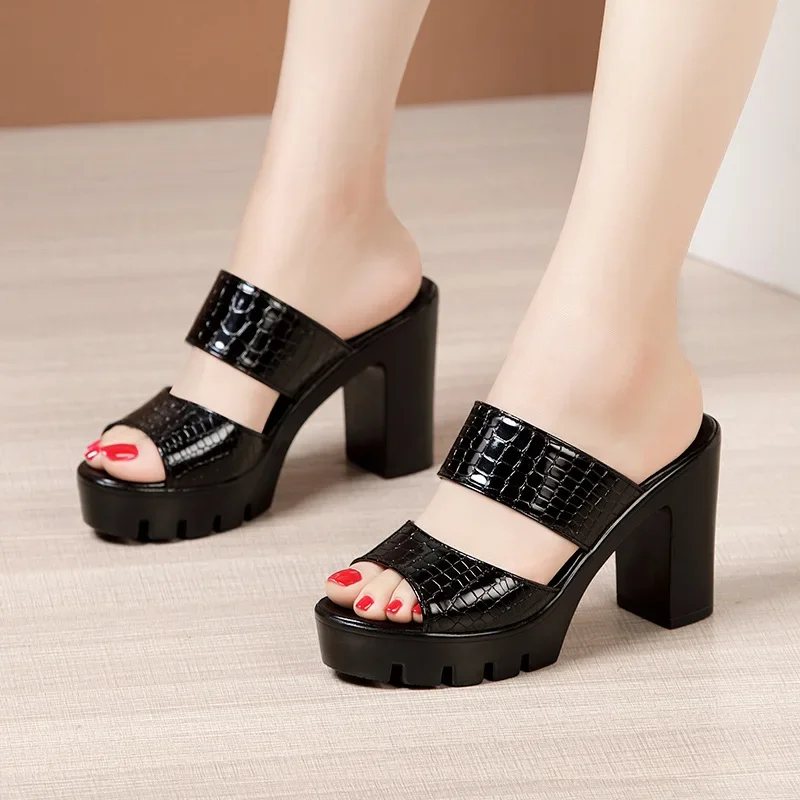 10cm blokowe wysokie obcasy buty kapcie ze skóry lakierowanej damskie lato 2025 eleganckie platformy zewnętrzne slajdy na ślub model biurowy