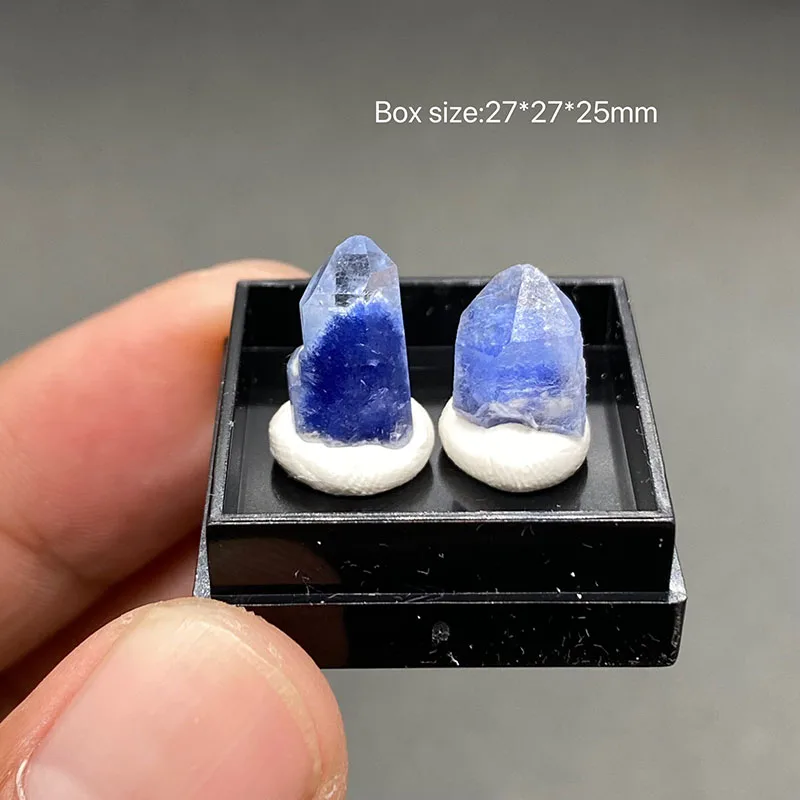 

100% натуральный бразильский синий дамортизитовый кристалл, необработанный кристалл минералов (можно использовать в качестве подвески), размер коробки: 27*25 мм.