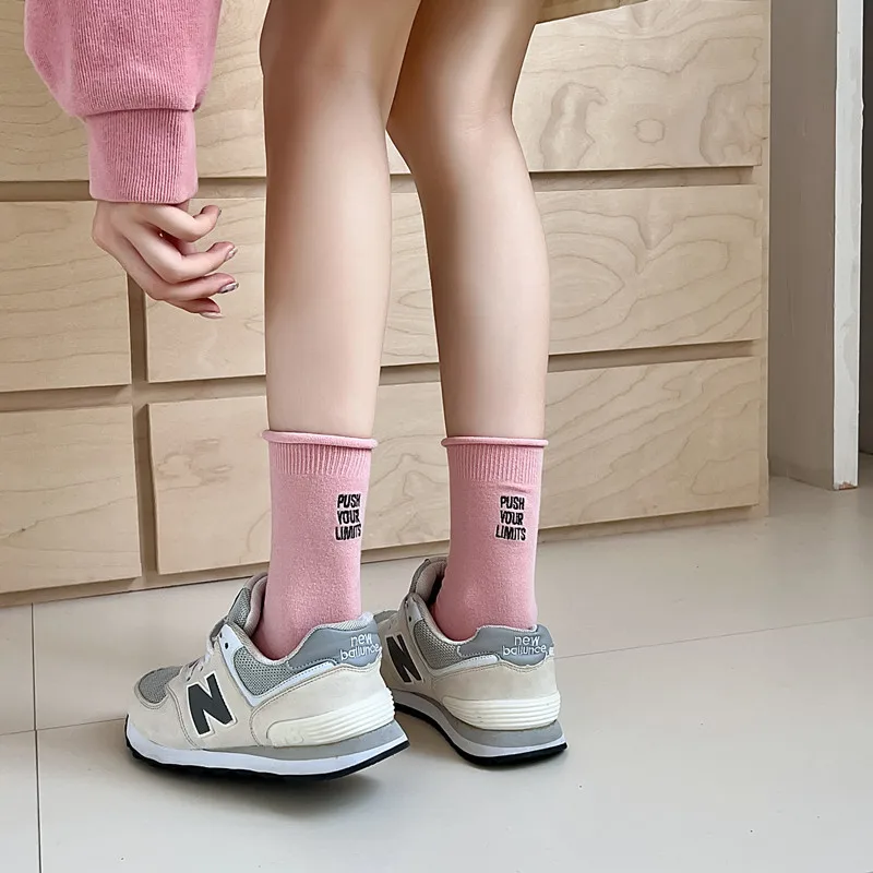 Frühling/Sommer bunte gerollte Saum Fersen buchstaben Stickerei Damen Mid-Tube Socken Trend Damen Socken reine Baumwolle süße Socken