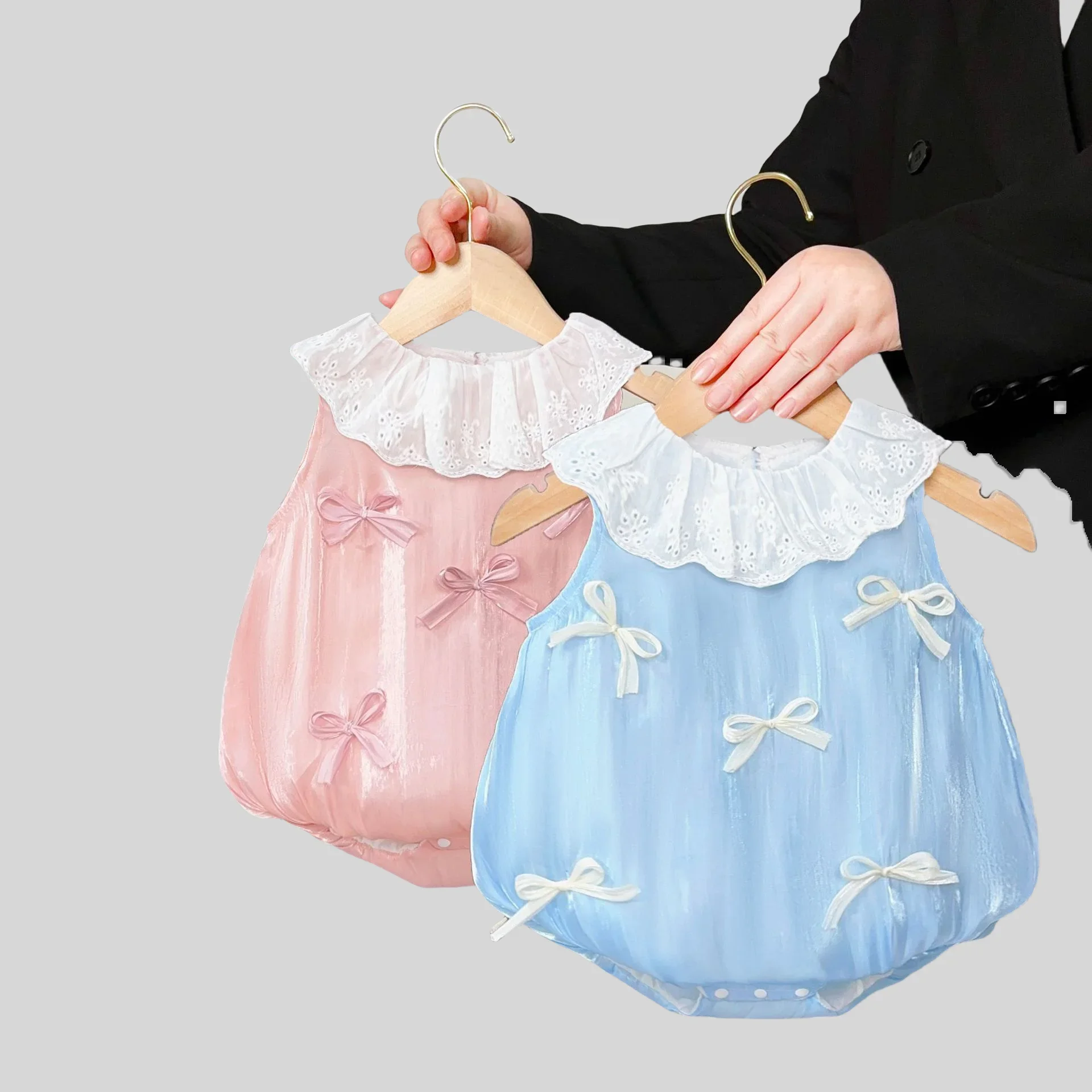 

2025 Summer 0-3 Years Old Baby Girls Sweet Cotton Romper Princess Sleeveless Lace Bowknot Ruffled Collar Bodysuit