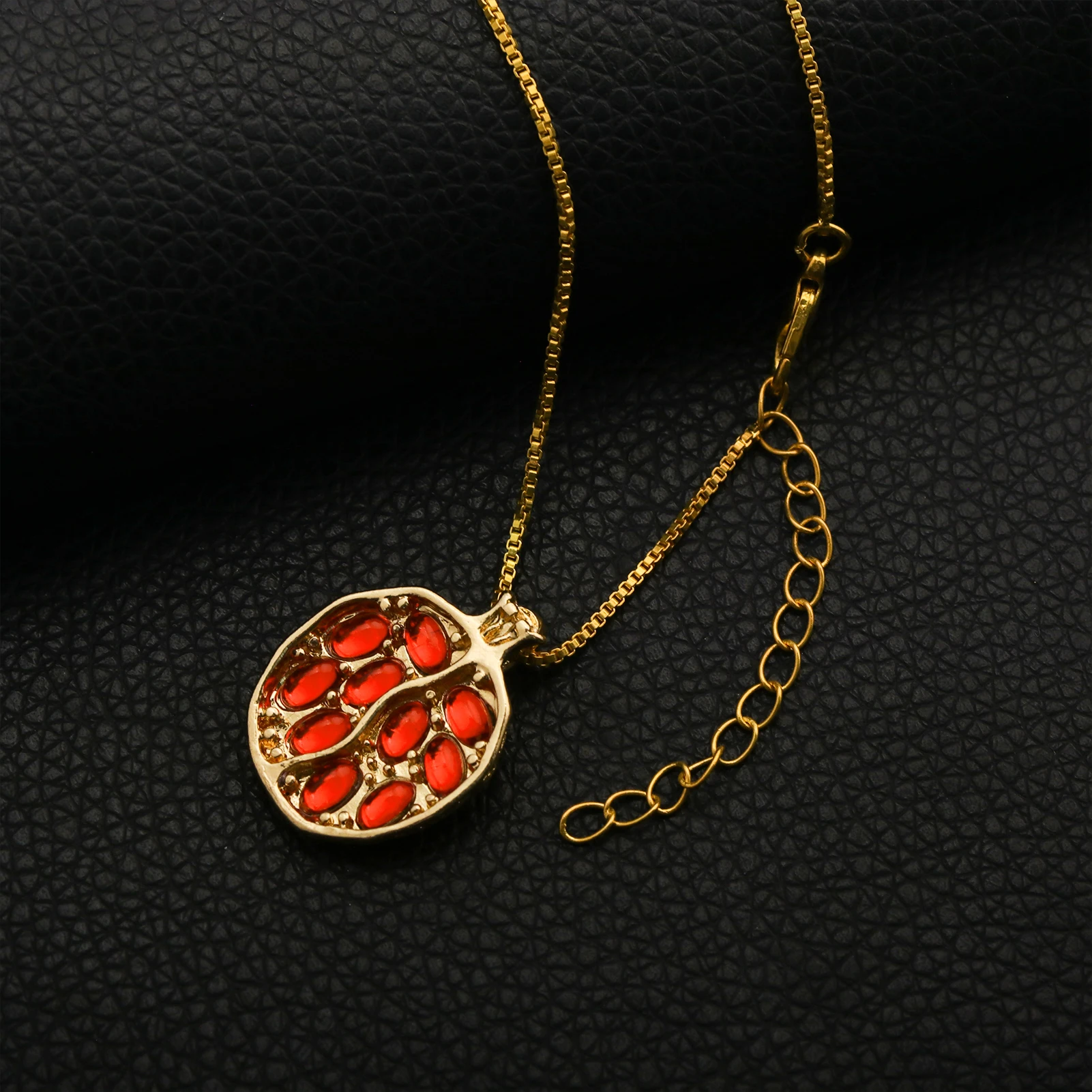 Vintage Pomegranate Stone Pendant Necklace Silver Tone Chain Fruit Style Pendant Jewelry For Women Daily Wear