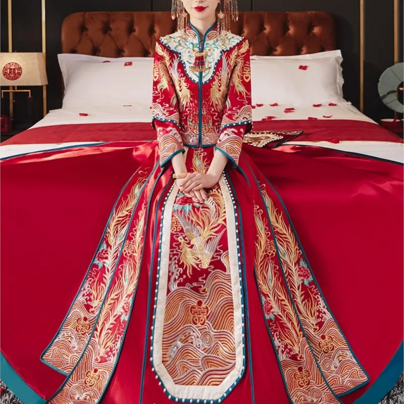 

The bride's new Chinese-style wedding dress a set for both men and women is flattering with satin finish