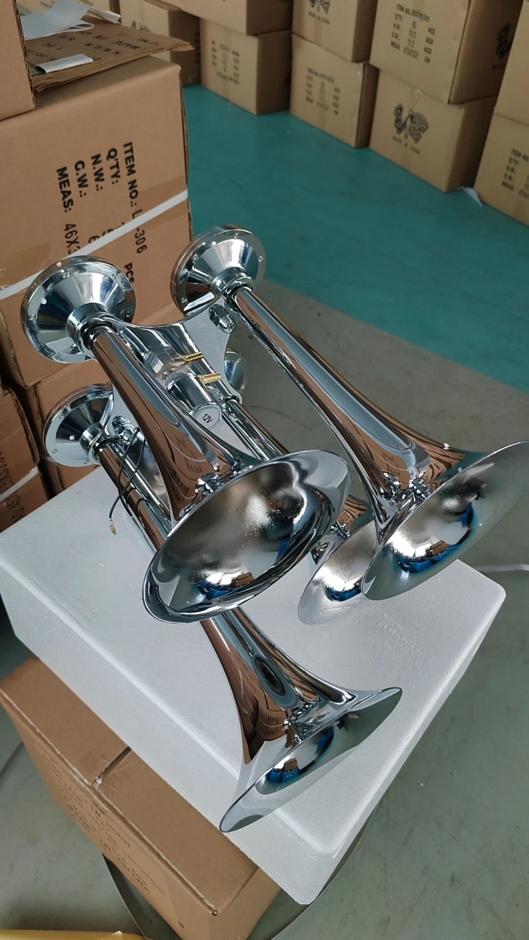 แตรรถไฟดัง 12/24V พร้อมแตรอากาศ 4 ท่อลําโพงและแตรขนาดใหญ่