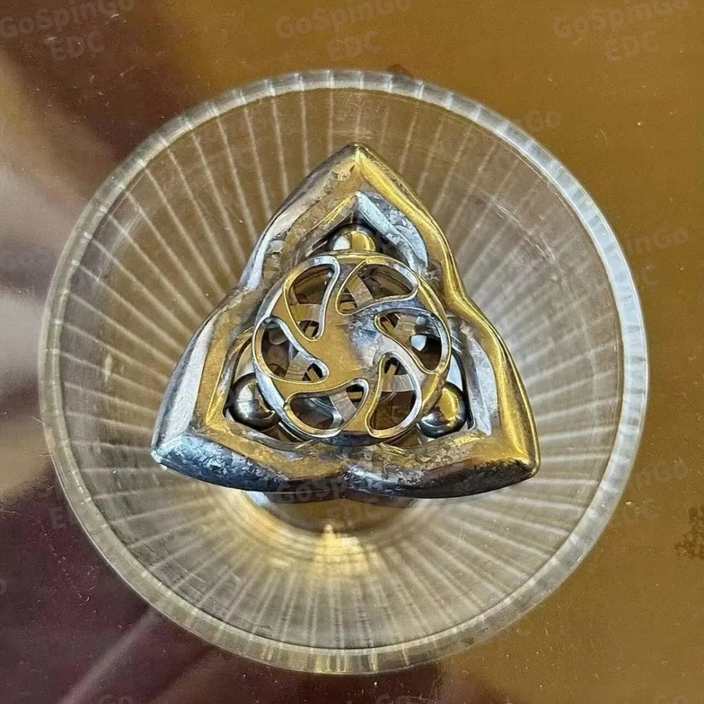 Sangue brilhante edc mirage ar gelo cristal titânio três lâminas fidget spinner brinquedos para adultos acessórios de mesa de escritório