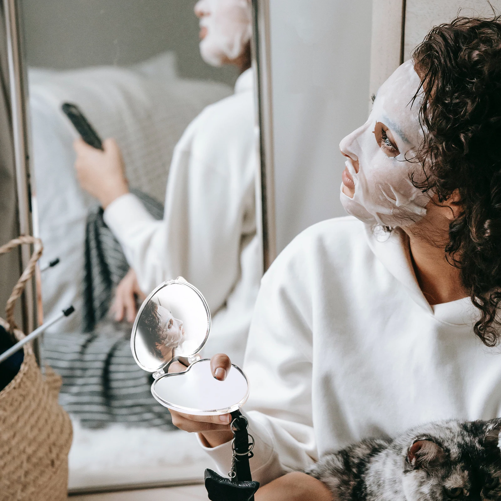 مرآة محمولة قابلة للطي على شكل قلب، مكياج صغير مزدوج الجوانب، مدمج للنساء، مرآة جيب صغيرة عصرية للاستخدام أثناء التنقل