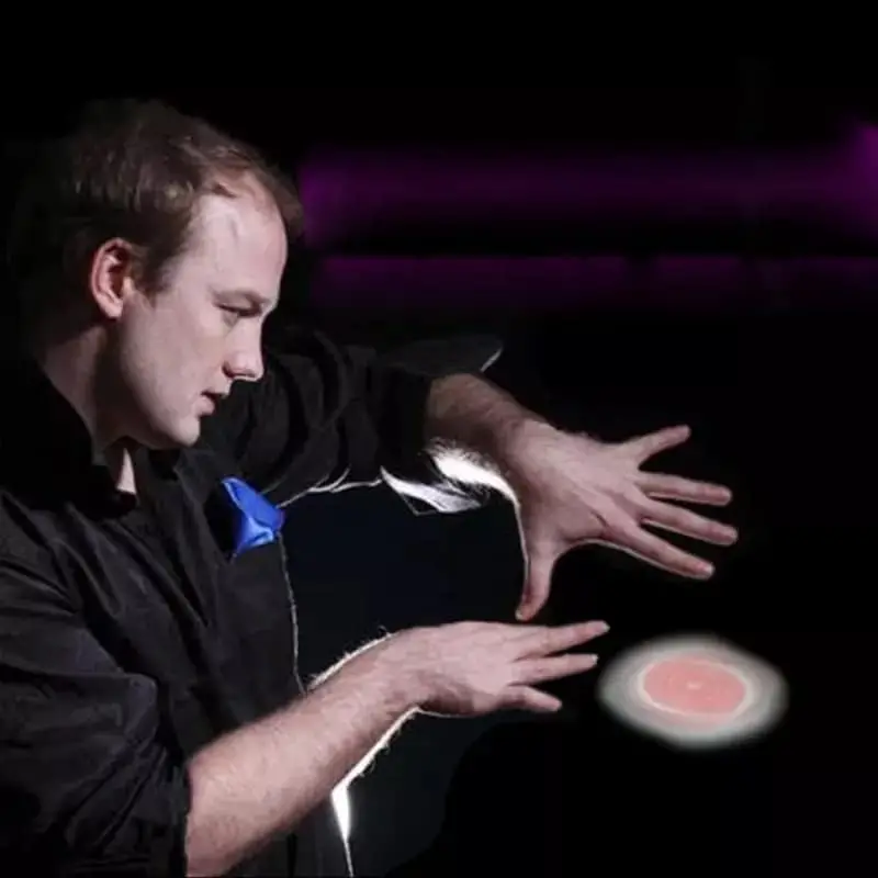 Truco de cartas Hummer del mago Aka, tarjetas de colibrí, primer plano, usando hilo Invisible y cera giratoria, truco de magia flotante