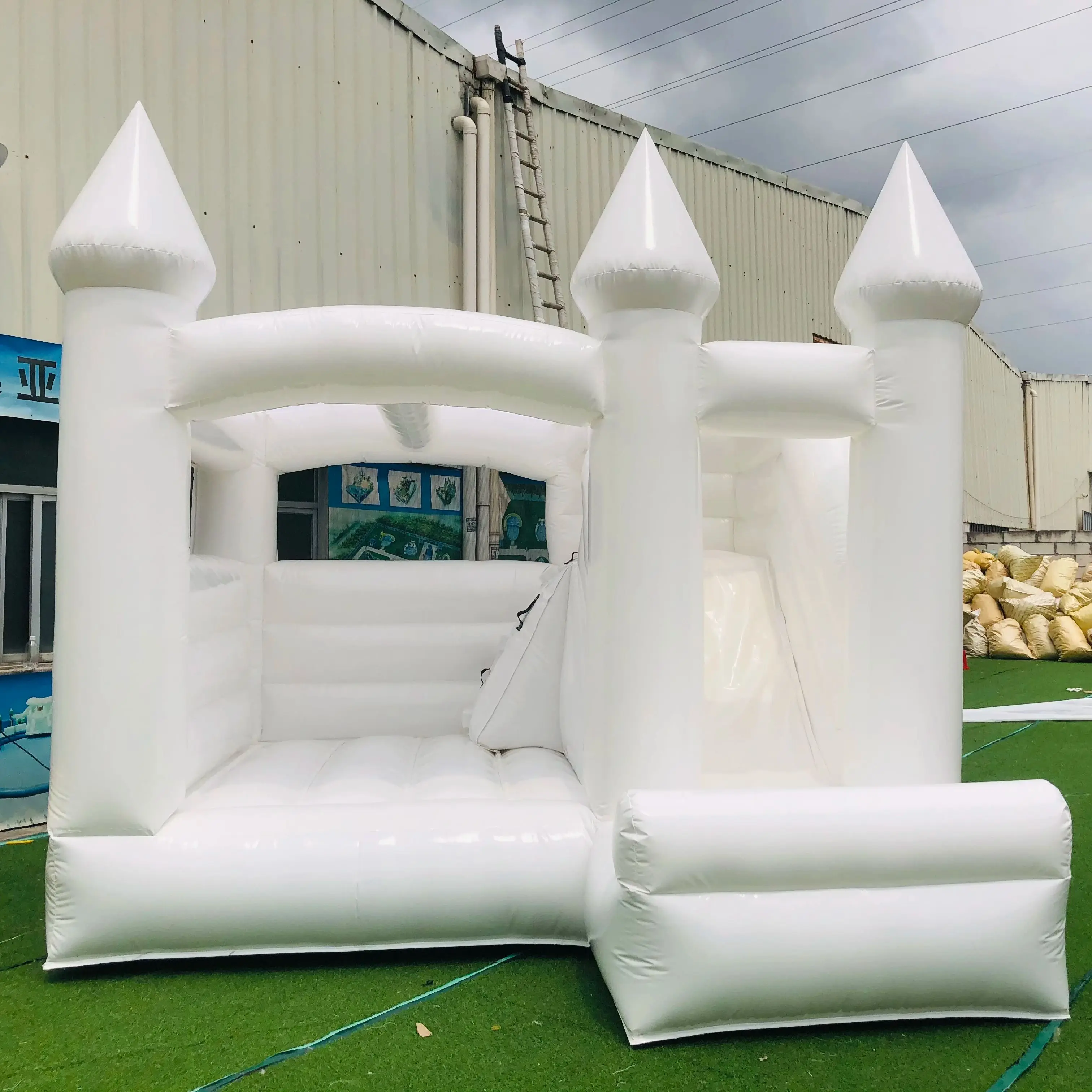 Commercial Fashionable White Inflatable Castle with Jumping Slide Bouncy House for Fun Party Weddings and Events