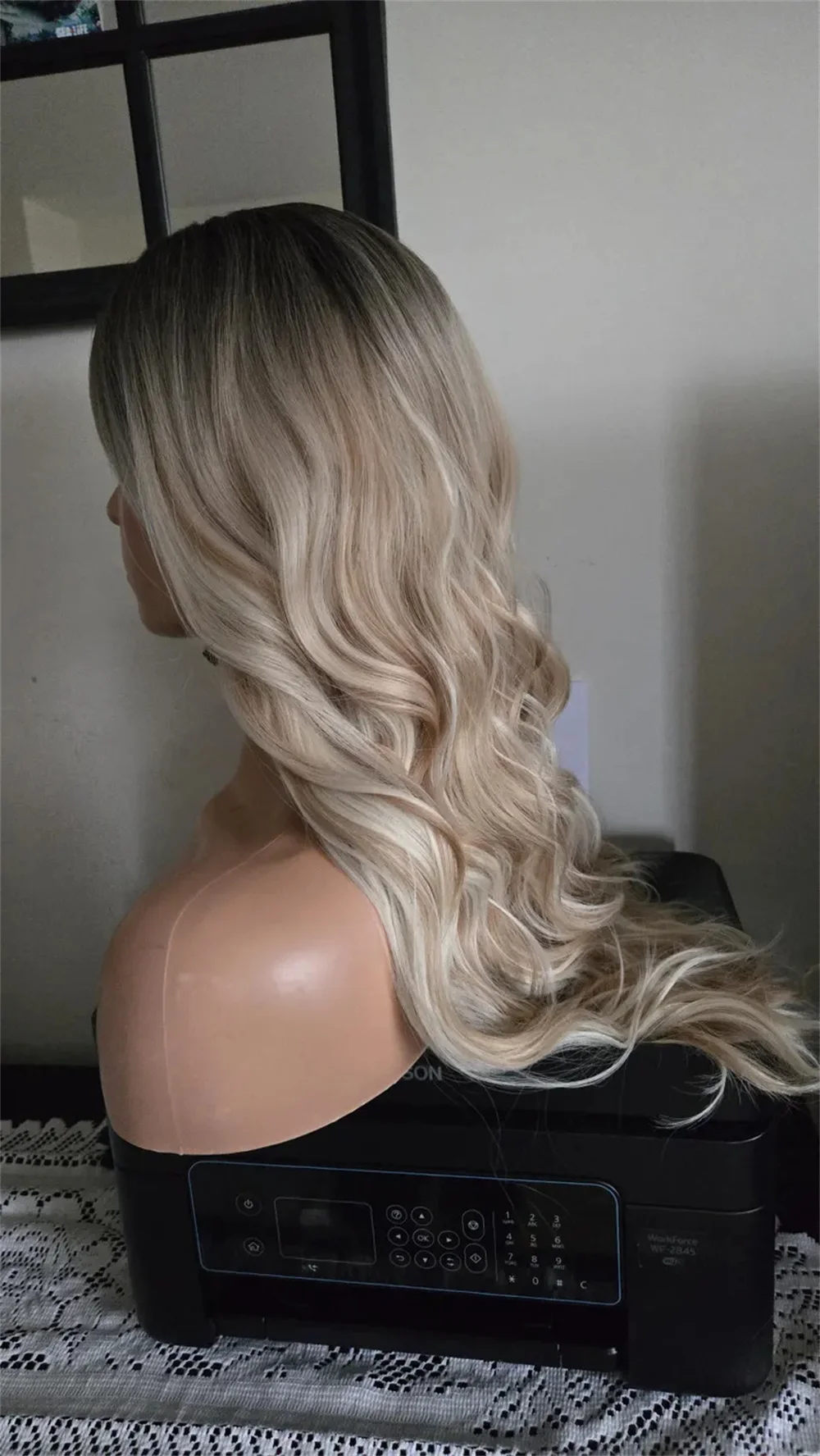 Long Blonde Ombre Synthetic Wig Water Wavy Platinum Wig Layered Wigs for Women Natural Roots Cosplay Party Hair Heat Resistant