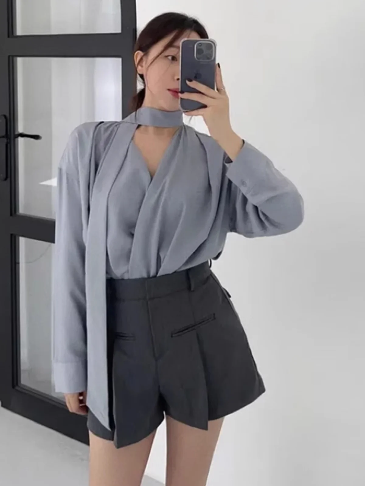 Conjunto de mujer hoado con cuello en V y manga de burbuja a la moda con diseño de fajín, plones cortos adeazantes de...