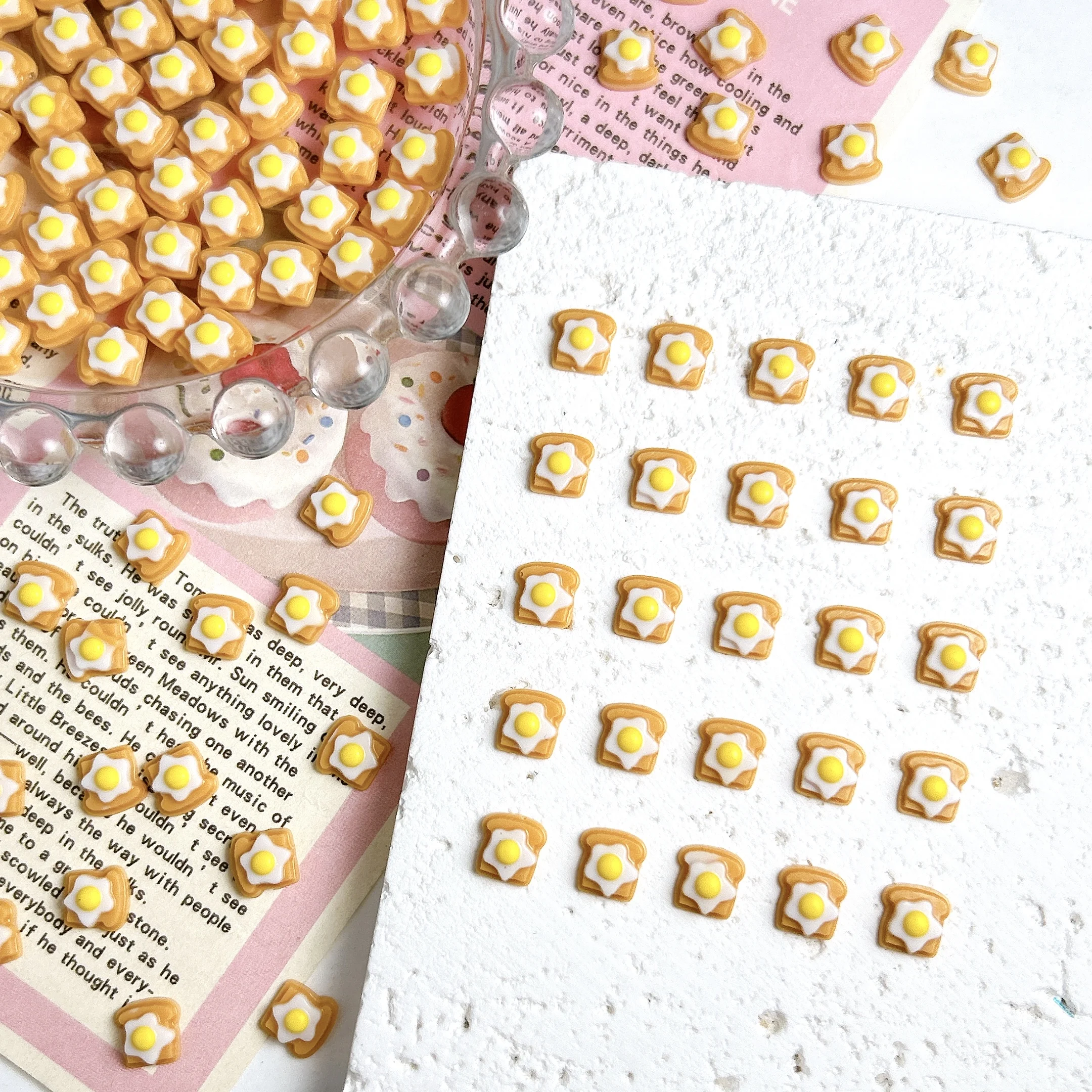 30個入り 3D 革新的で可愛いパン型レジンネイルチャーム、創造的な発光シミュレート目玉焼きトーストネイルアートデコレーション、DIYネイル用