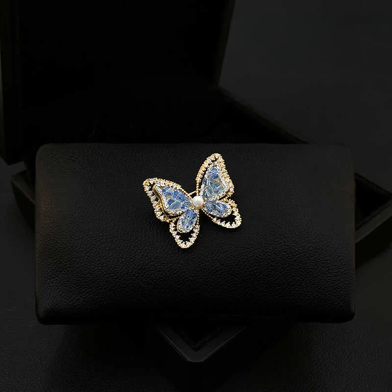 Crystal Butterfly Blue Brooch Women Neckline Corsage Decorative Pin Fashion Suit Ornament Pearl Jewelry Clothes Accessories 5572