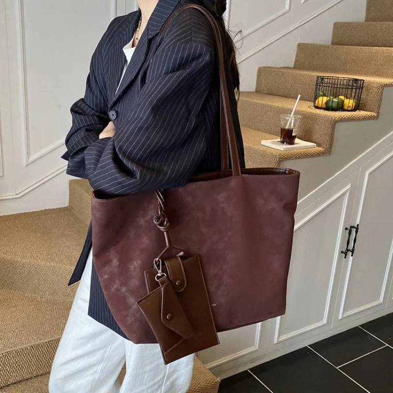

Women's Messenger Bag Made Of Fine Leather Featuring High-End Quality And Trendy Elegant Vintage Look​