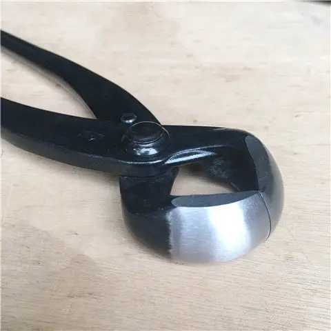 Strumenti professionali per bonsai per la produzione e la manutenzione di piante in vaso. Pinze per potatura e potatura nodulare a forma di palla