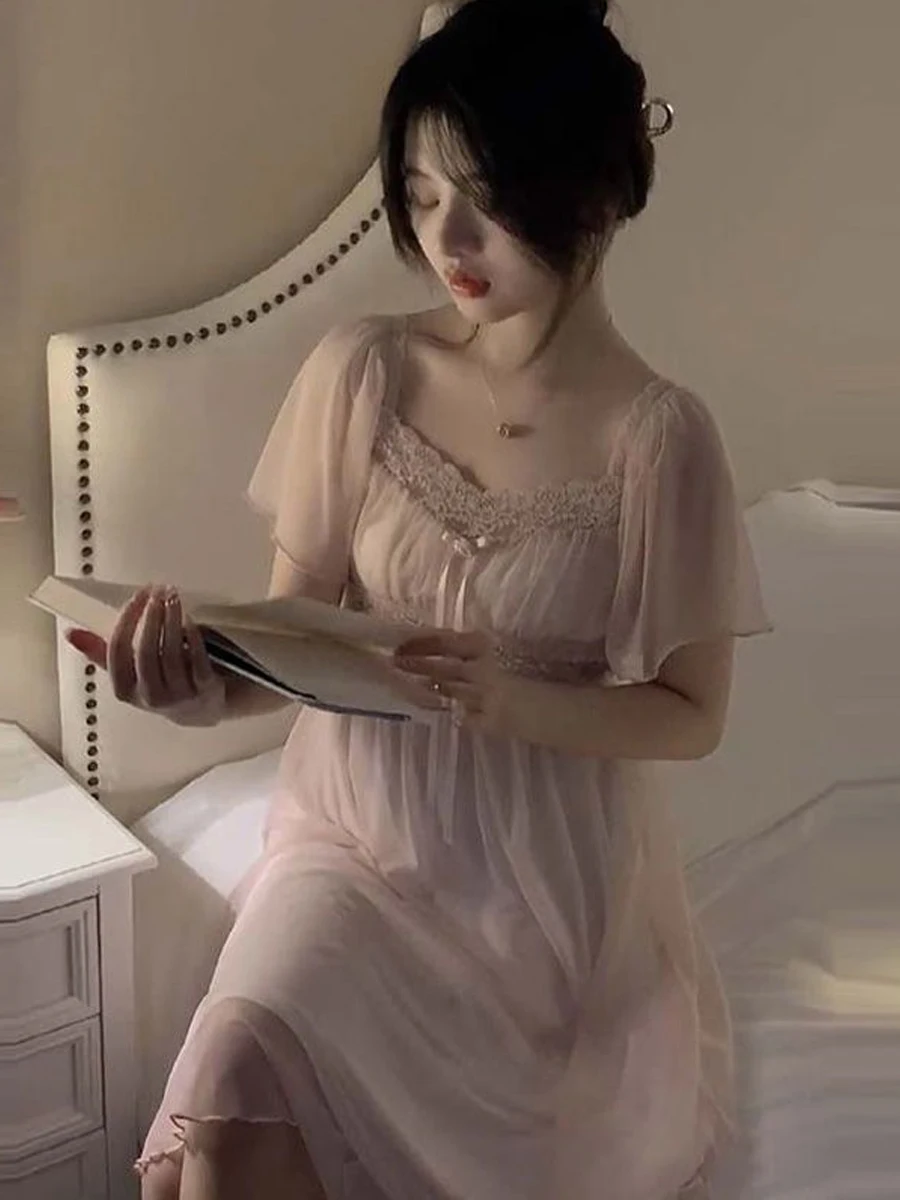 قميص نوم نسائي صيفي مثير بحواف دانتيل وتصميم شبكي مفرغ، بأكمام قصيرة وياقة على شكل V، بأسلوب رقيق وجذاب