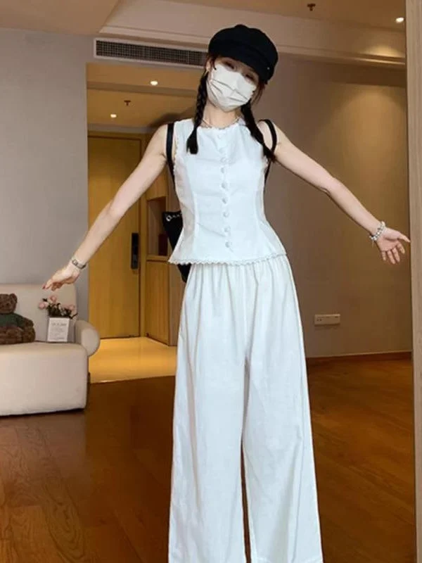 

Летний комплект из двух предметов: укороченный топ с кружевной отделкой и пэчворком, утягивающий талию, и брюки с высокой талией и широкими штанинами.