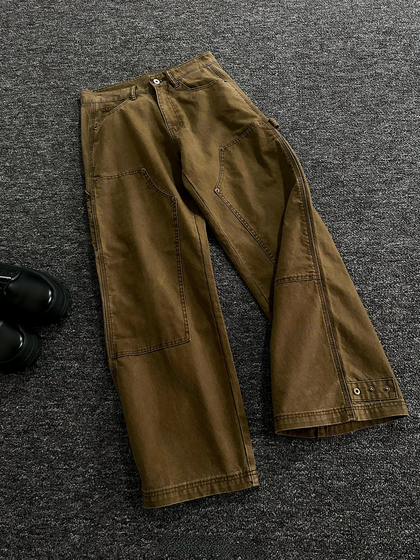 

Мужские рабочие брюки Rise Brand Caramel Coffee: свободные, прямые, с деконструированными элементами, с заклепками, длинные, мягкие, повседневные