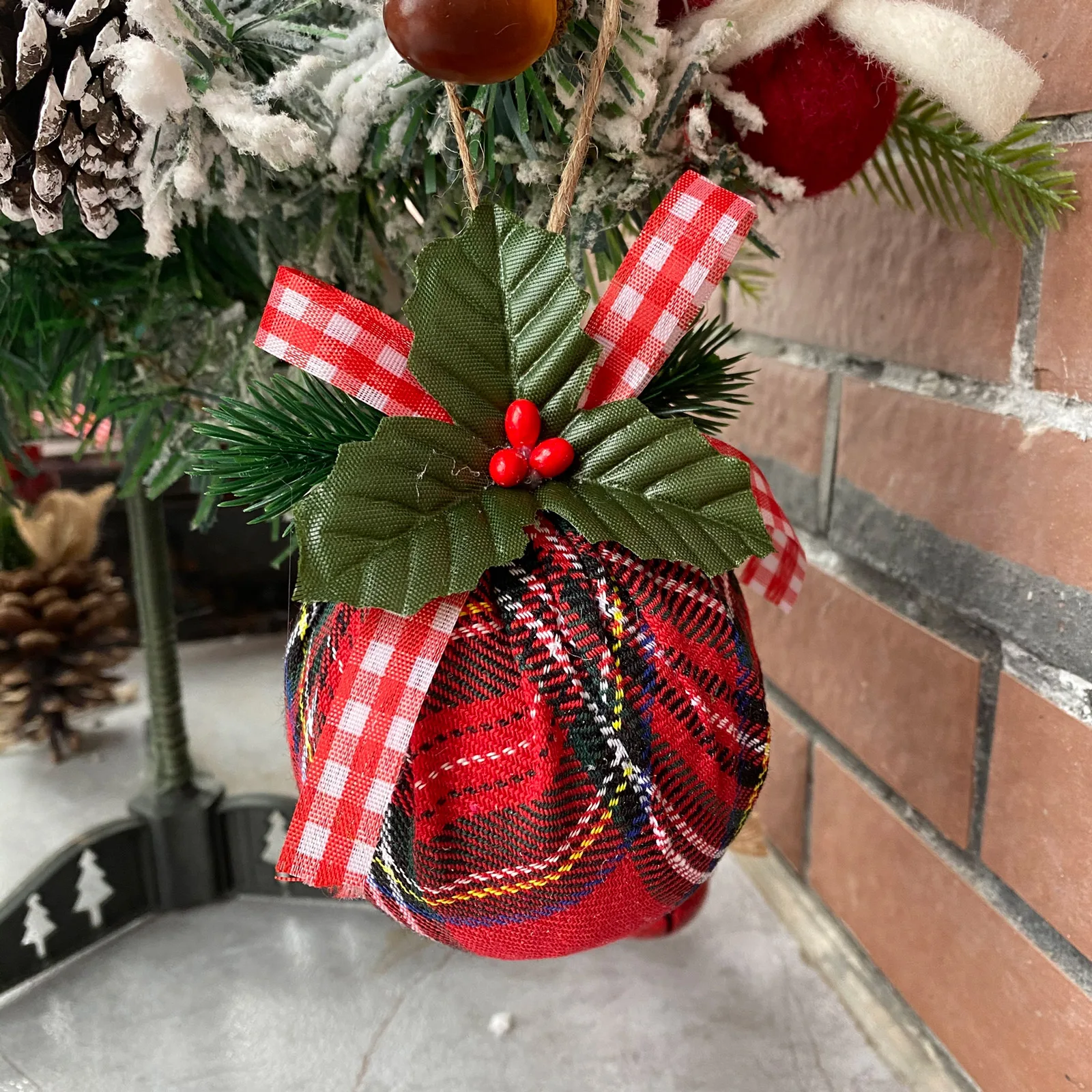 1PC 8cm Christmas Tree Decoration Scottish Cloth Christmas Balls Xmas Tree Decoration Hanging Ornament New Year Decorations