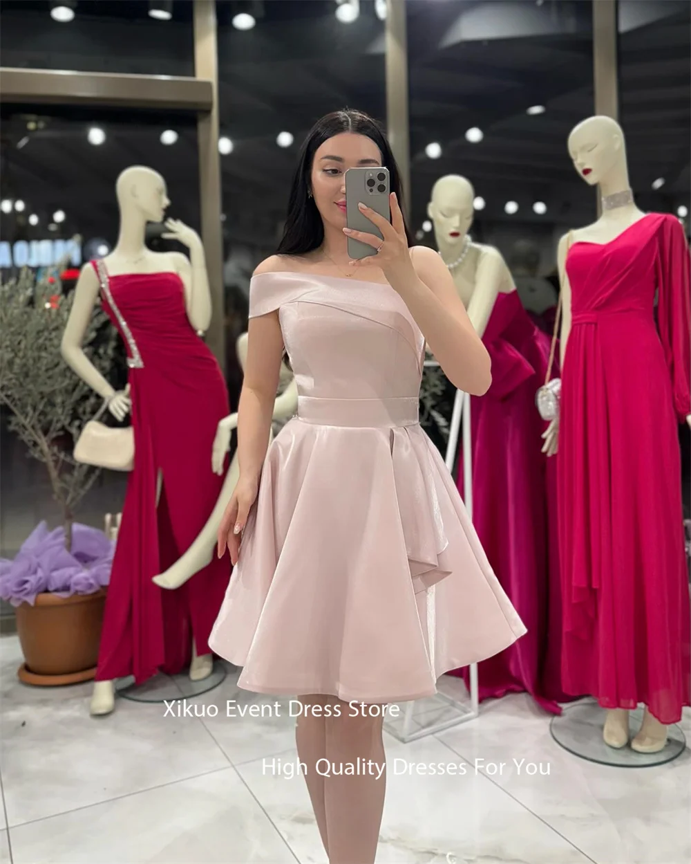 Xikuo Hellrosa One-Shoulder-Abschlussballkleid, A-Linie, Satin, maßgeschneiderter Anlass, Abschlussball, Mini-Länge, plissiert, moderne Robe de Soirée, individuell gestaltet