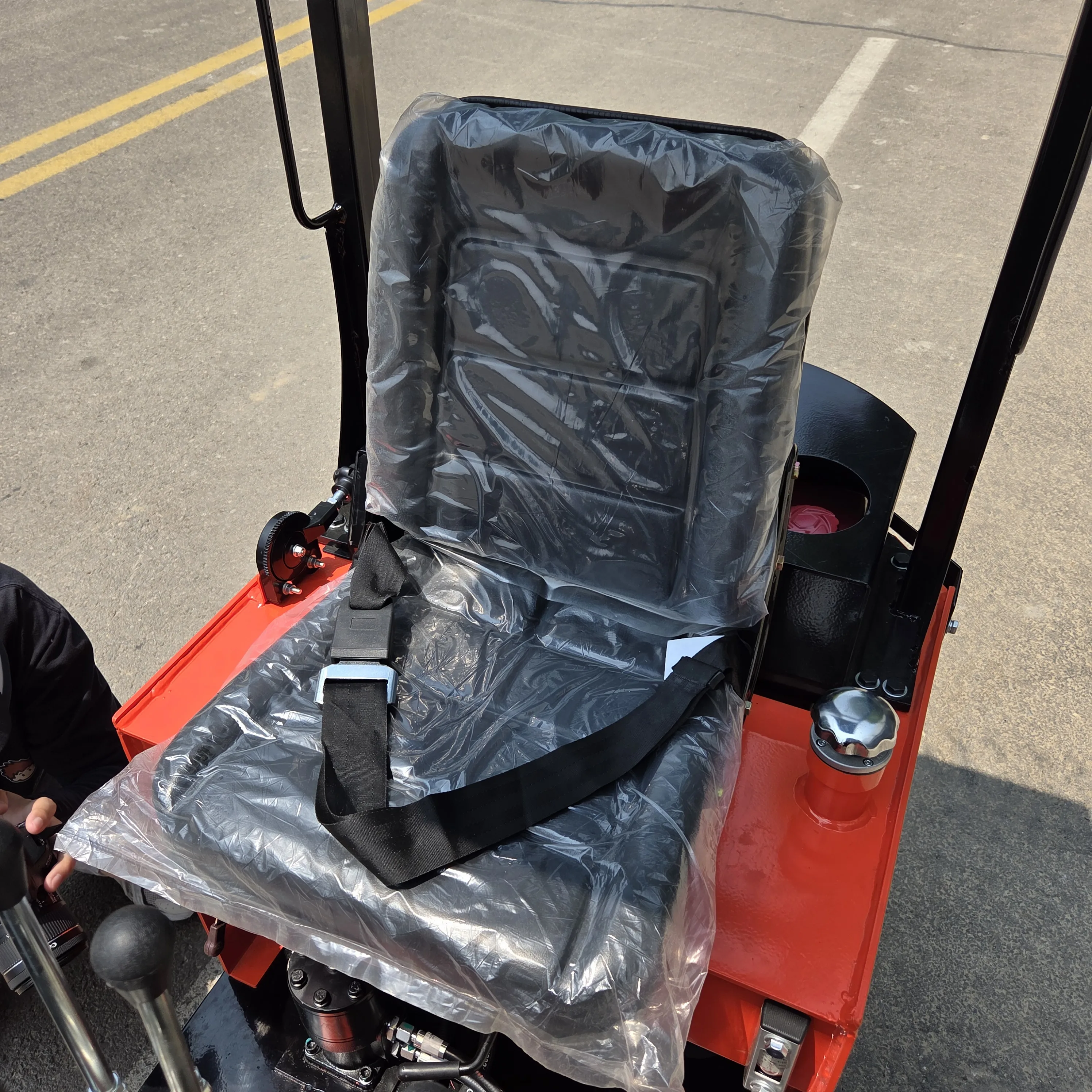 ZNW - 08 Miniescavadeira para casa, folga máxima de descarga de 1600 mm, eficiente para trabalho de movimento e escavação do solo no quintal doméstico