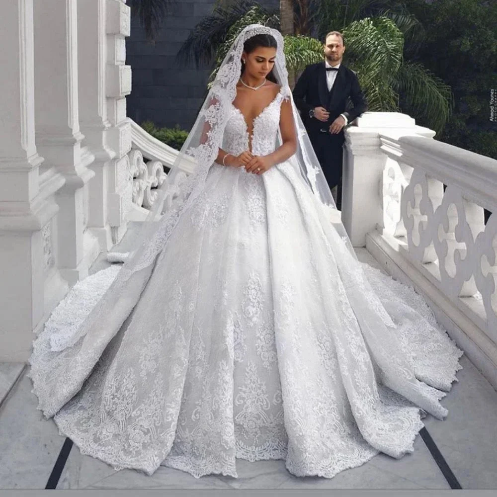 Customized  V Neck Lace Appliques Ballgown Wedding Dresses Sweep Train Vestido De Casamento Garden Plus Size Puffy Bridal Gown