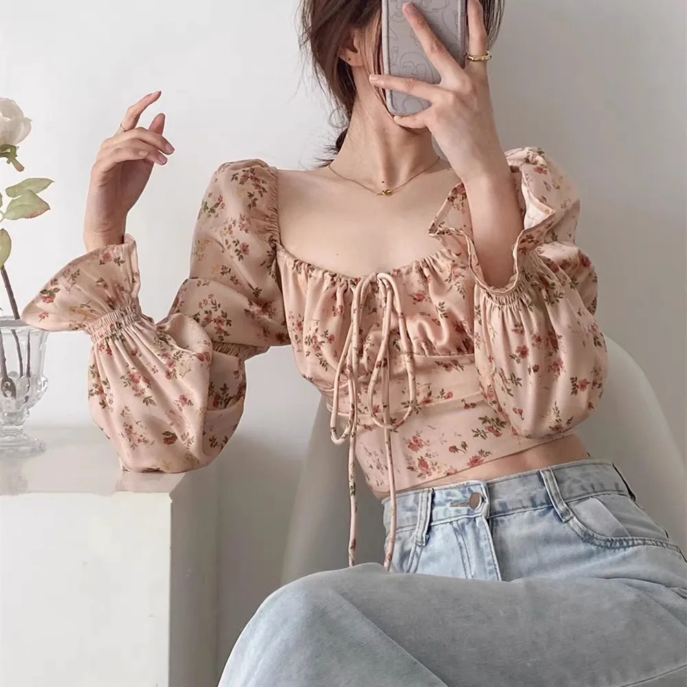 Camisa Elegante Francesa de Manga Corta con Cuello Cuadrado y Diseño Floral para Mujer, Estilo Fresco y Dulce, Corte Regular, Poliéster