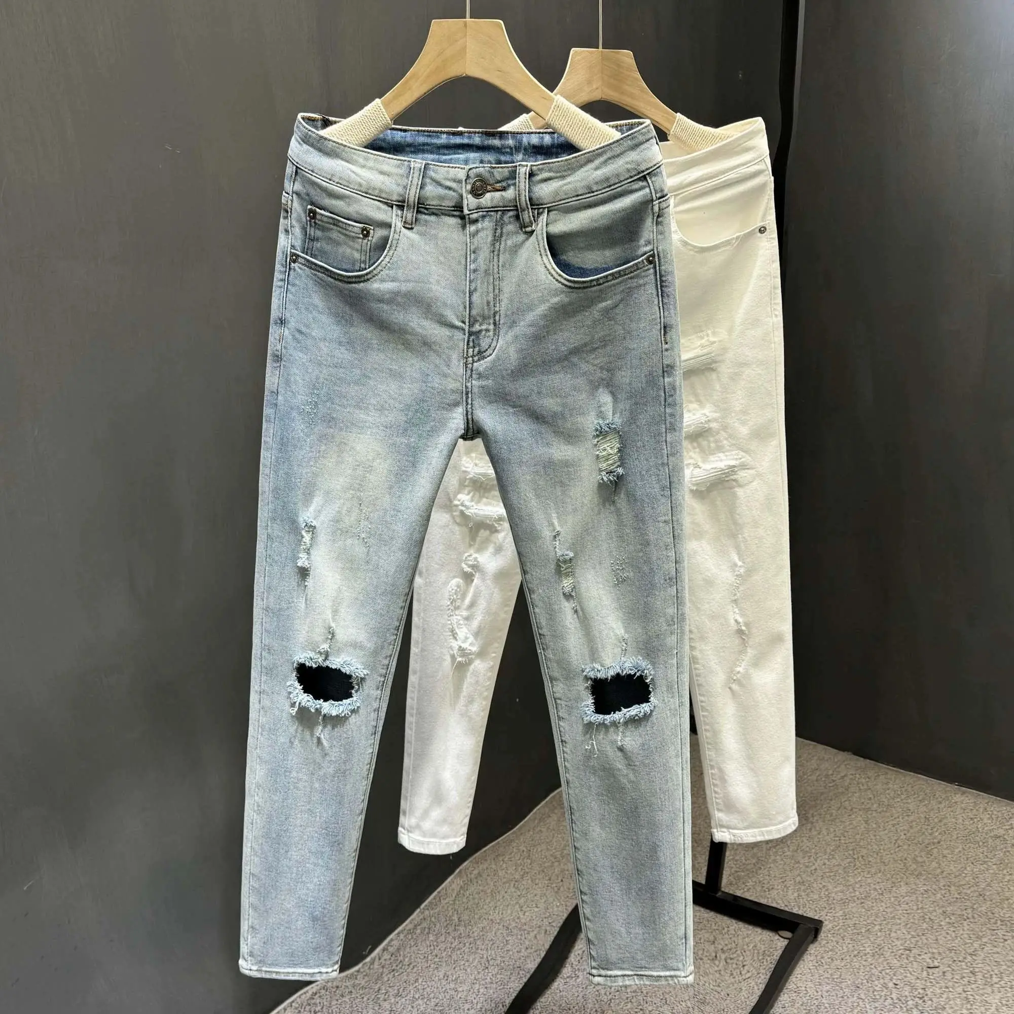 

Популярная корейская одежда. Мужские красивые популярные рваные джинсы. Летние эластичные потертые светлые брюки в популярных брюках.