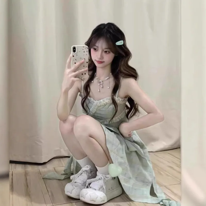 فستان بحمالات غير منتظمة باللون الأخضر الفاتح للنساء بتصميم جميل من الدانتيل بدون حمالات مقسم فستان صيفي مكشكش 2025 طراز جديد #4