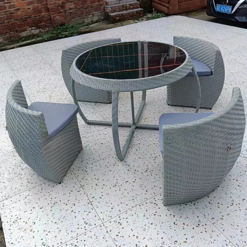 

Вилла для проживания в семье во дворе на открытом воздухе с многофункциональными комбинированными плетеными столами и стульями из ротанга