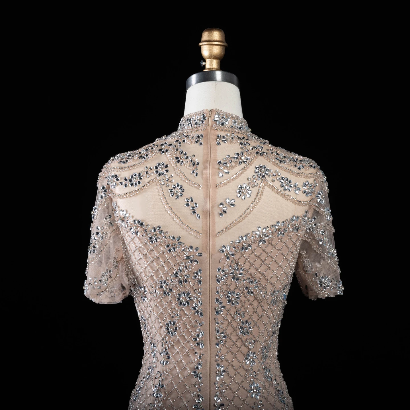 Sharon Said Abendkleid mit hohem Kragen in Champagnerfarbe, kurzen transparenten Ärmeln, Gittermuster, Strass, Meerjungfrauen-Schnitt, formelles Anlasskleid, Partykleid SS185, maßgeschneidert. – Detail 10