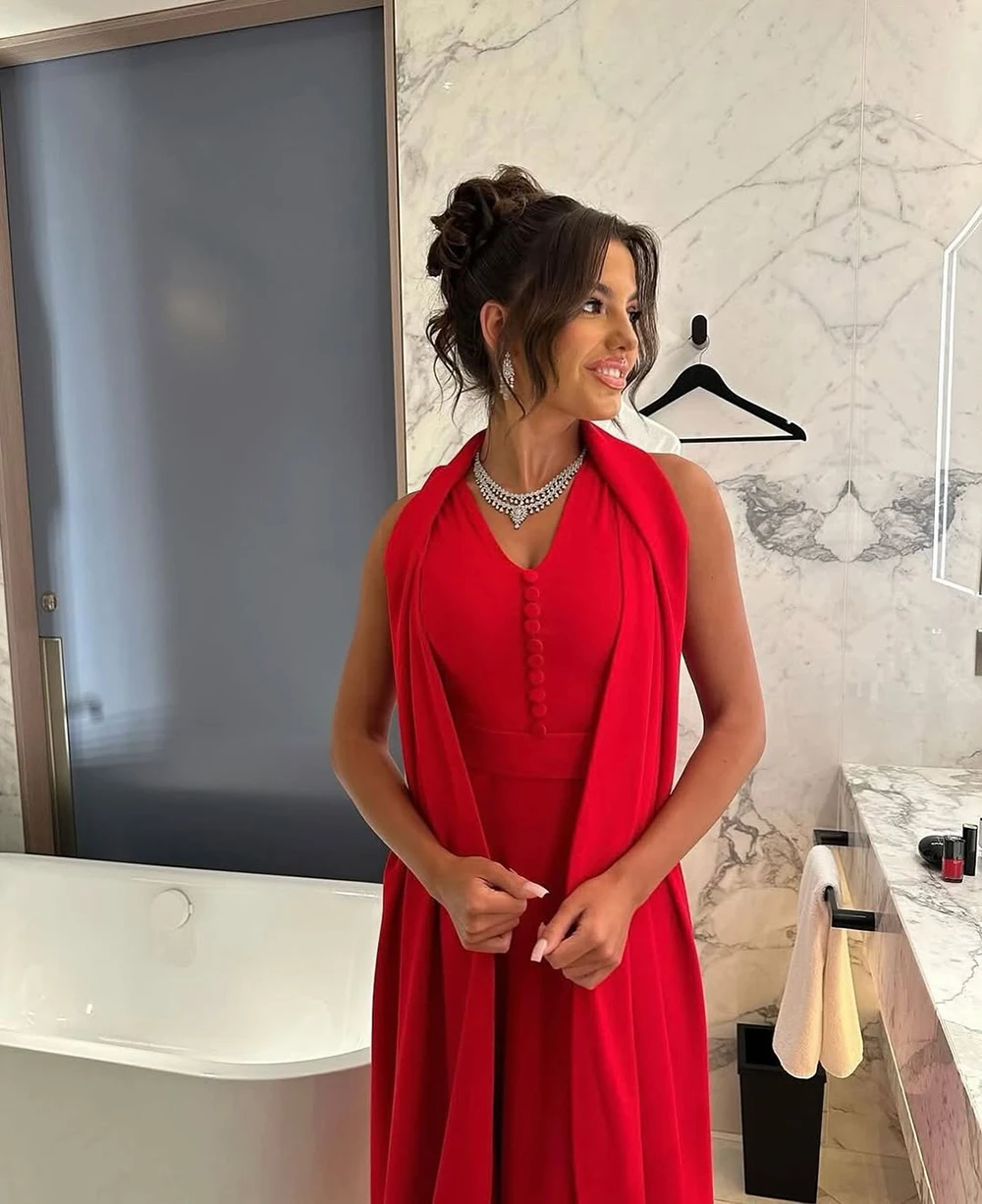 Msikoods Dostosowana czerwona sukienka na studniówkę Kobiety 2025 V Szyja Bez rękawów Suknia wieczorowa Długa peleryna Suknia ślubna Suknia na formalne okazje