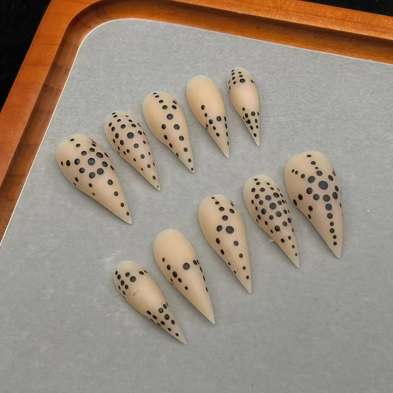 10-pecas-de-unhas-posticas-em-formato-de-faca-nas-cores-creme-e-nude-unhas-longas-pretas-redondas-e-pontiagudas