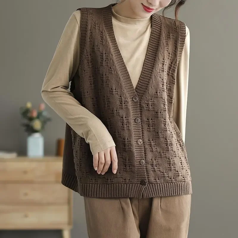 V-neck Yellow Knit Tops for Woman Winter Button Women\'s Sweater Vest Brown Korean Fashion Cold Trend 2024 Y2k Vintage Jumper 90s