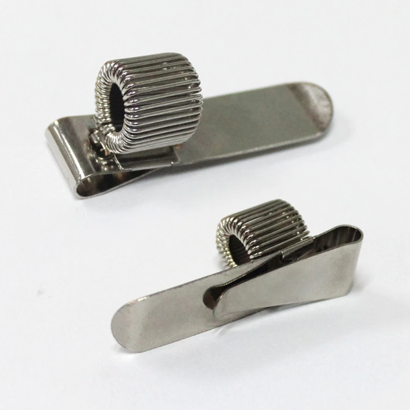 حامل أقلام زنبركي ثابت يستخدم لحل مشكلة الأقلام المفقودة في كثير من الأحيان، ويتم استخدامه في مكتب المدرسة المنزلي وسهل الحمل