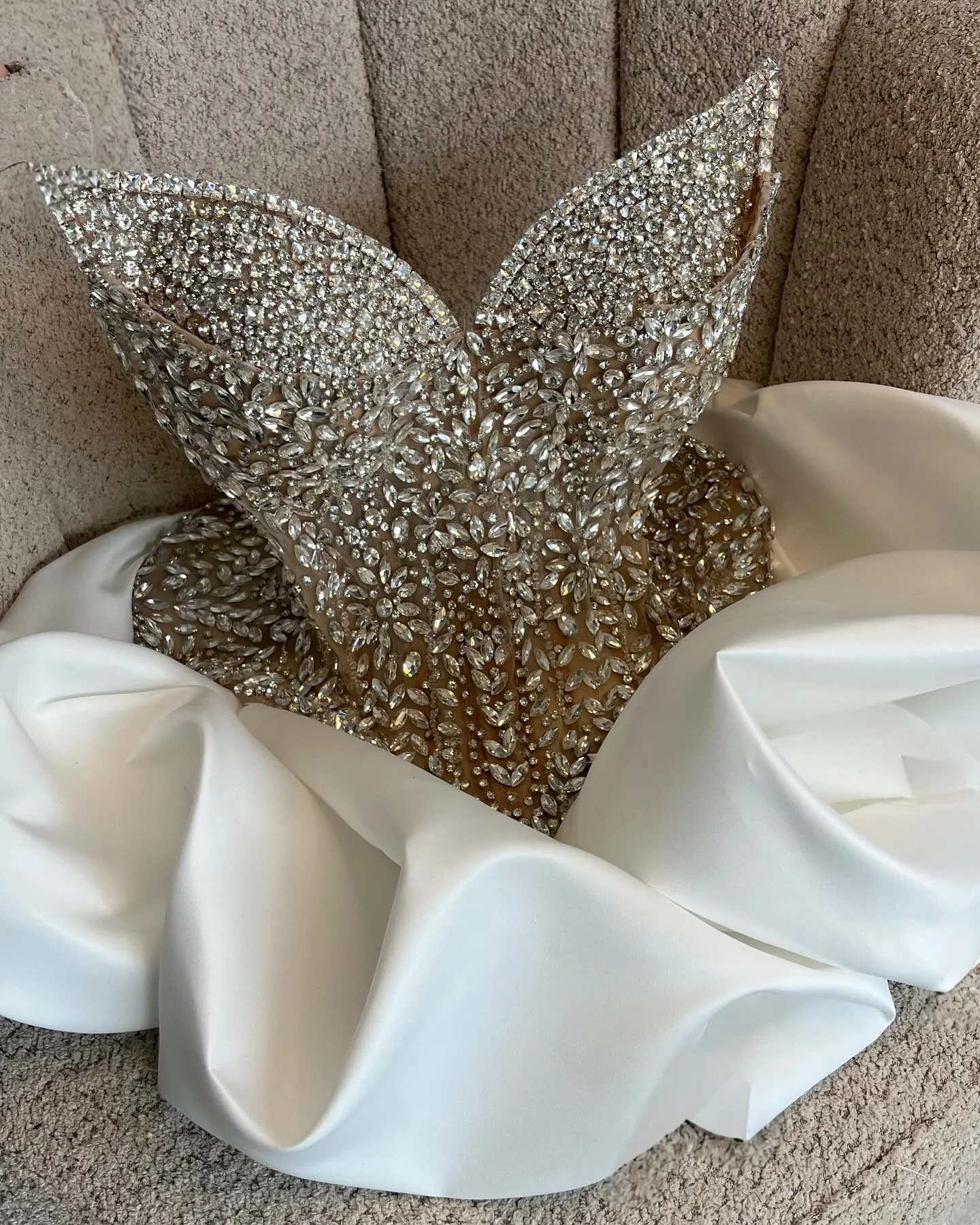 Nuovo arrivo lussuoso in rilievo corto abiti da festa da ballo gonna con volant cristalli pieni corsetto unico matrimonio secondo abito abito formale