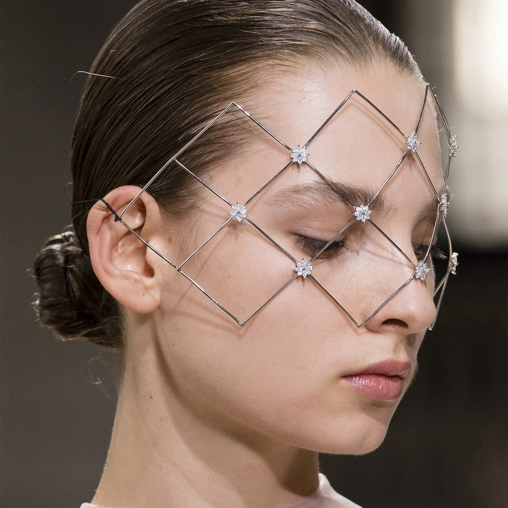 من المألوف تألق شبكة جوفاء حجر الراين زهرة قلادة تويست نمط اليدوية قناع عين نموذج مرن