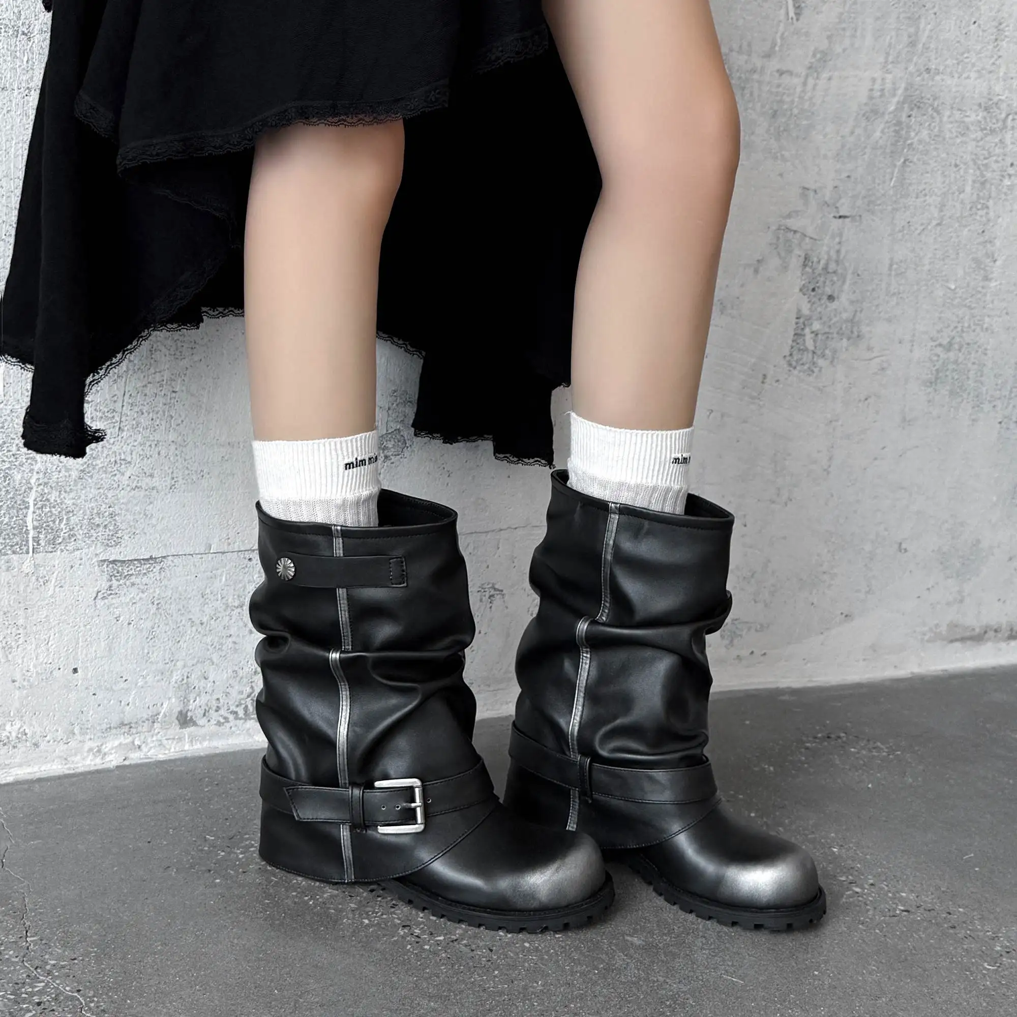 جلد البقر ميد الكعوب مطوي حزام مشبك الرجعية الأحذية الغربية أحذية الشتاء الدافئة الخريف العلامة التجارية الفاخرة يؤرخ النساء منتصف العجل الأحذية