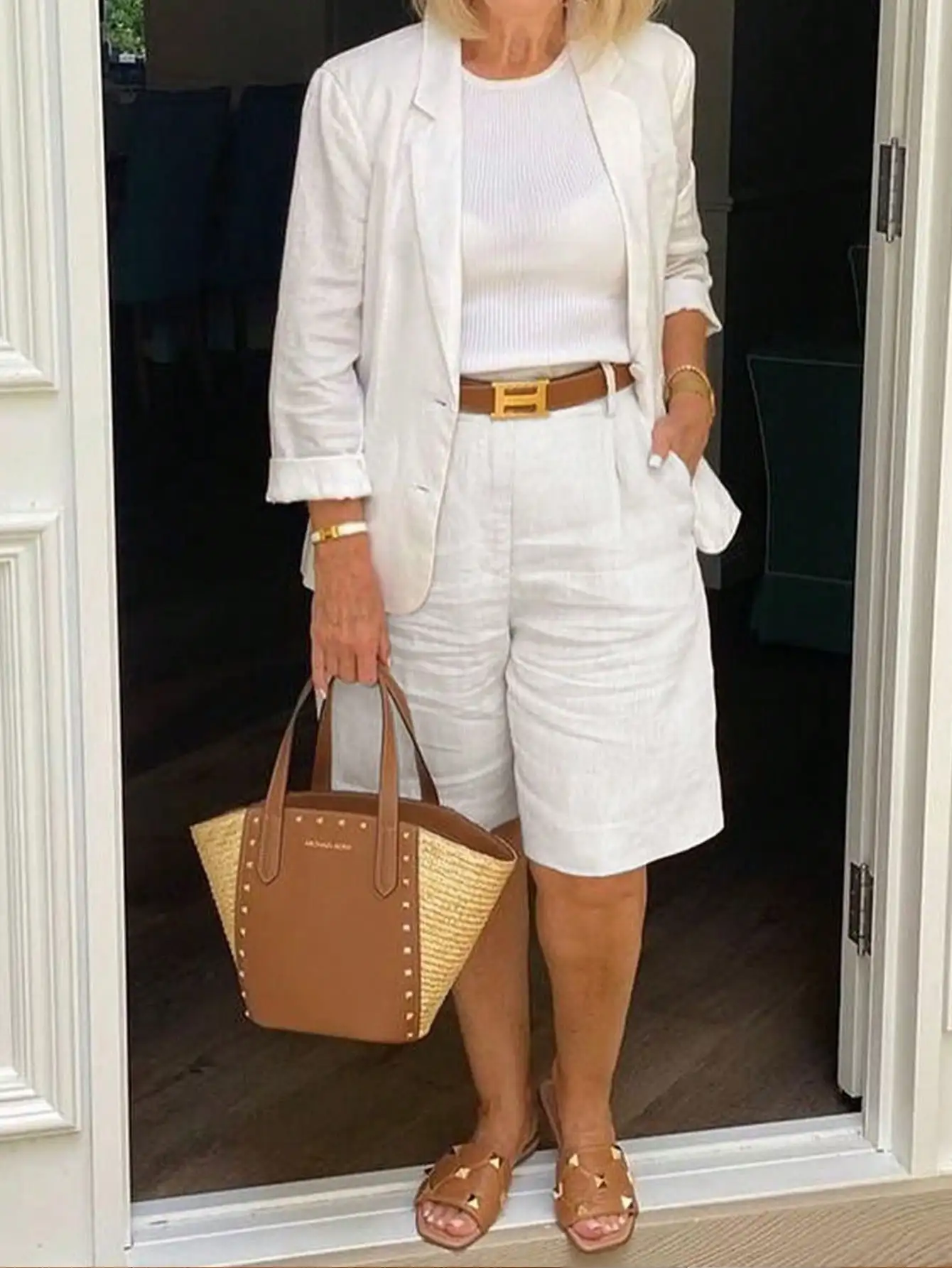 

Женский комплект: свободная куртка на пуговицах и шорты для повседневной носки весной и летом