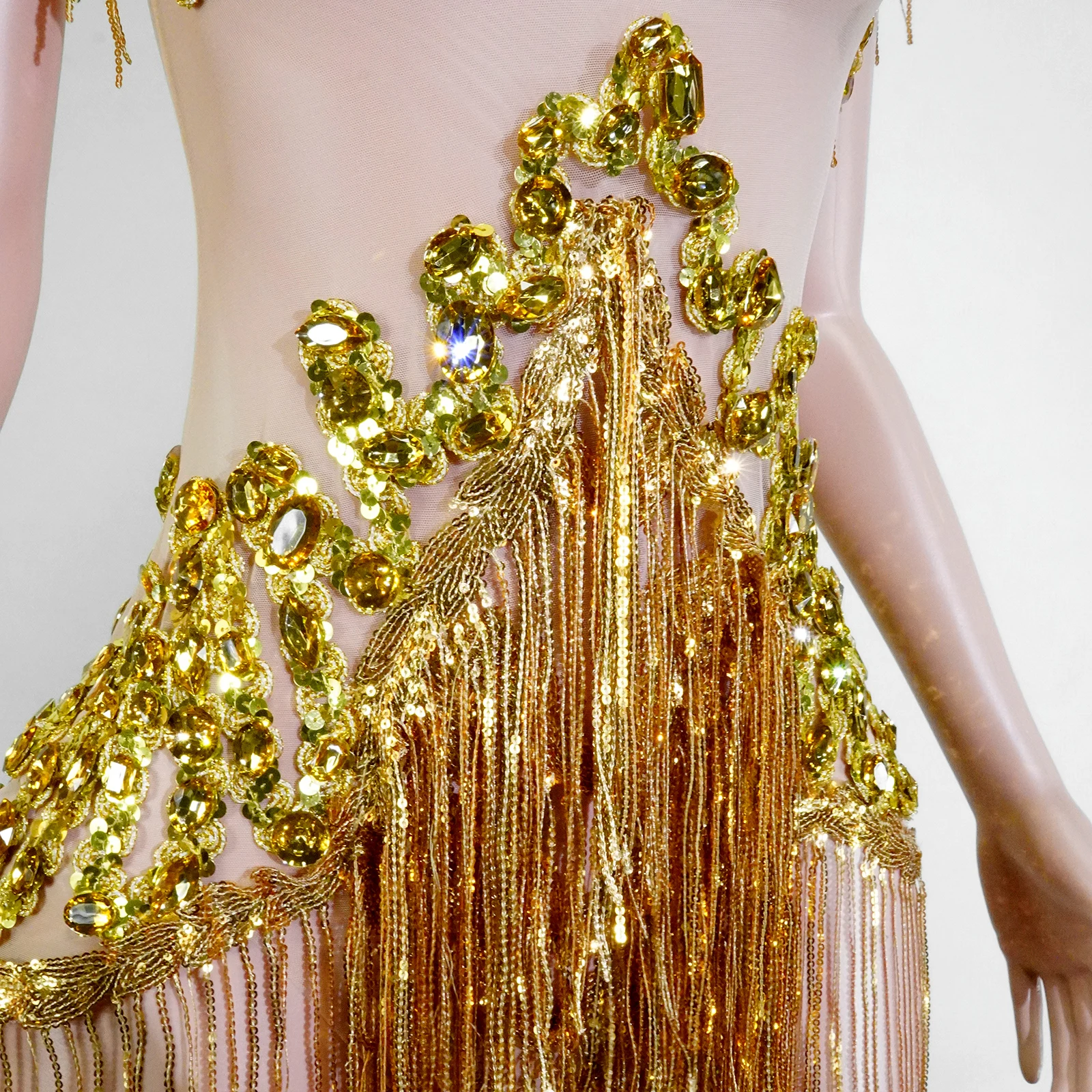 Funkelnder Body mit goldenen Strass-Pailletten und durchsichtigen Fransen, Showgirl-Party, Nachtclub, Tanz, Bühnenauftritt, Drag-Queen-Outfit
