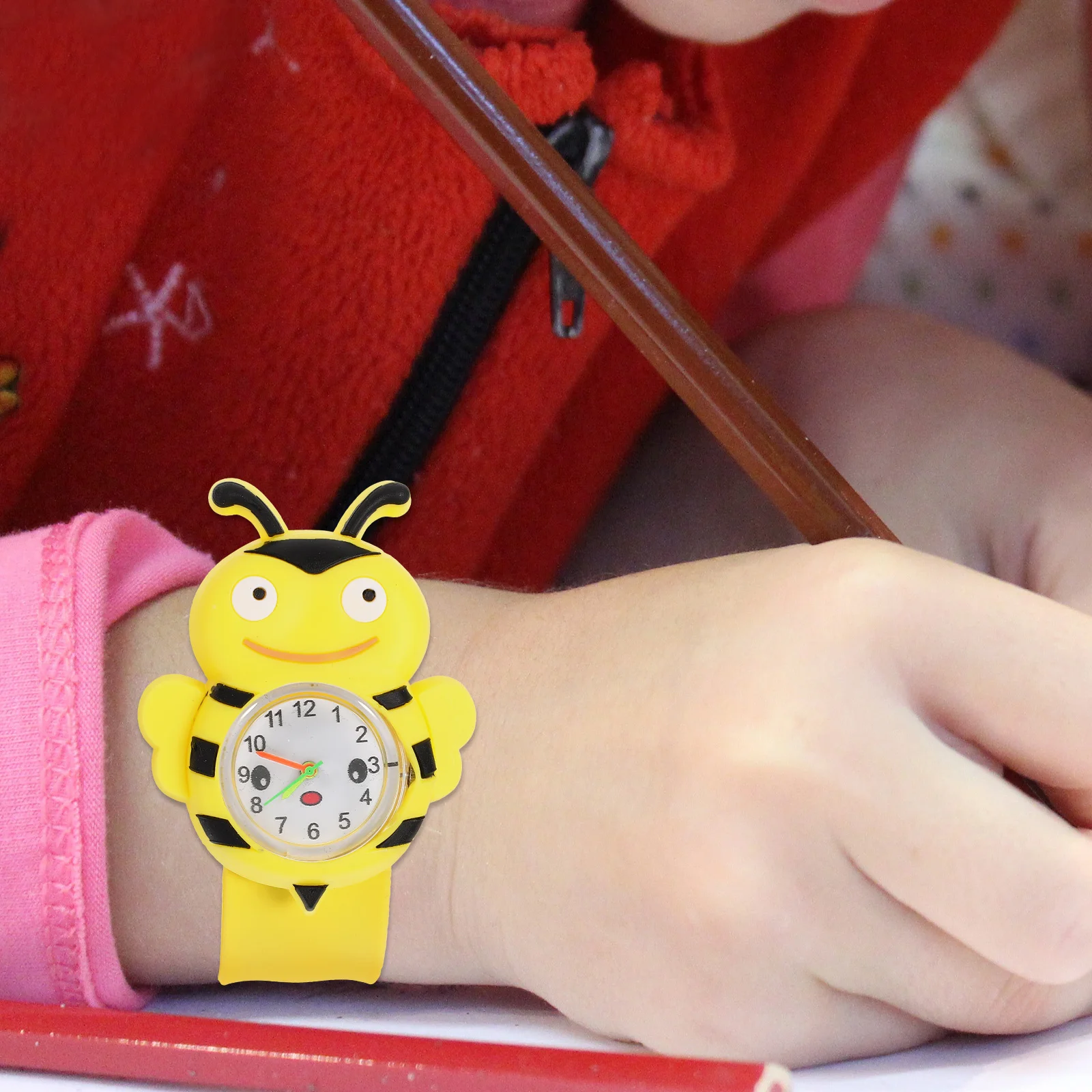 ساعة صفعة مع ساعة يد كوارتز لطيفة كرتونية وحزام مريح للارتداء اليومي وخفيف الوزن