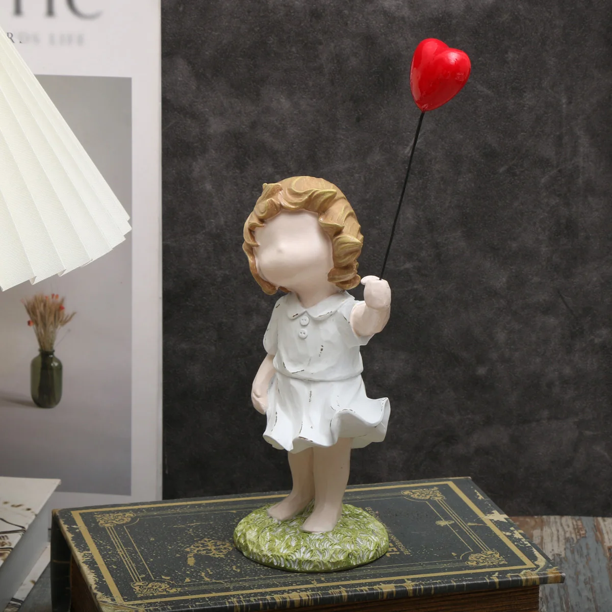 Banksy-Herz-Ballon und fliegendes Mädchen, inspiriertes Kunstwerk, moderne Skulptur, Heimdekoration, Statuendekoration – Detail 5