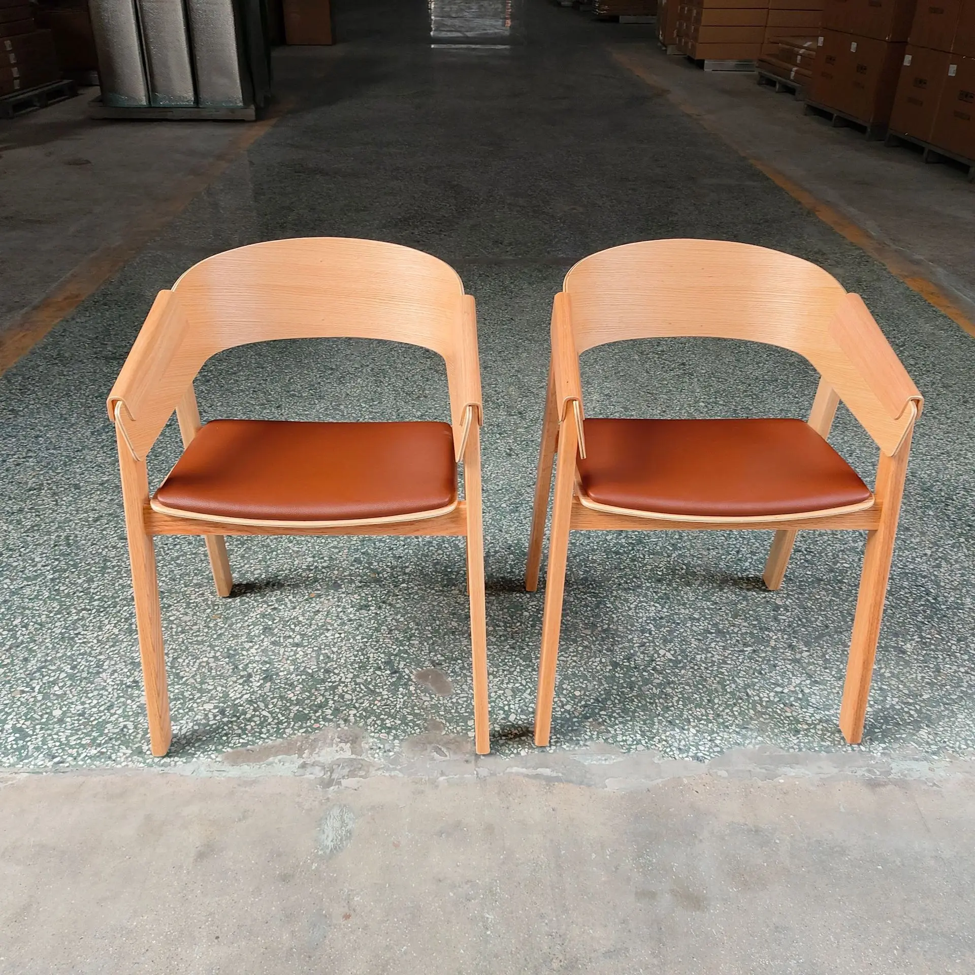 Anpassbarer nordischer Sessel mit Rückenlehne