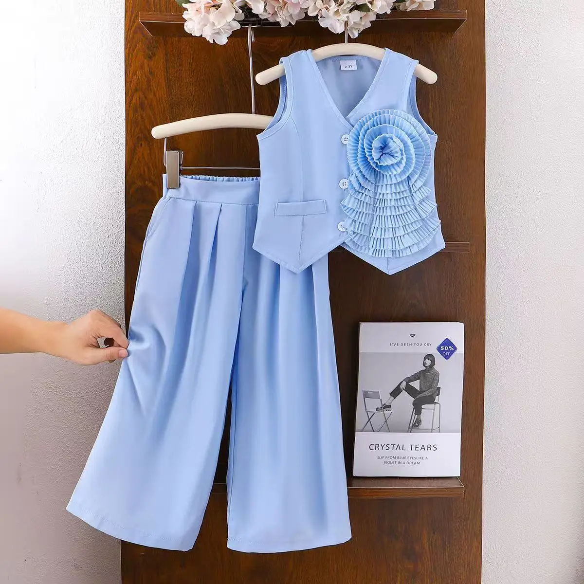 

Хит продаж: Новинка 2026 года – летний комплект для девочек (2 предмета): пиджак и брюки в европейско-американском стиле с цветочным декором, безрукавный топ и брюки.